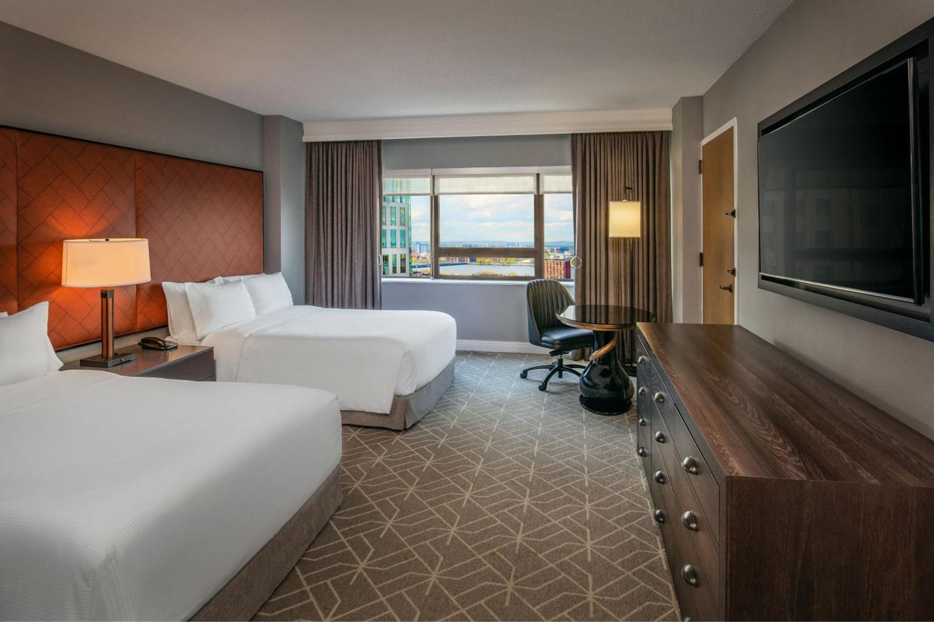 Club Access Guest Room, Club lounge access, Guest room, 2 Queen, City view, Mid floor