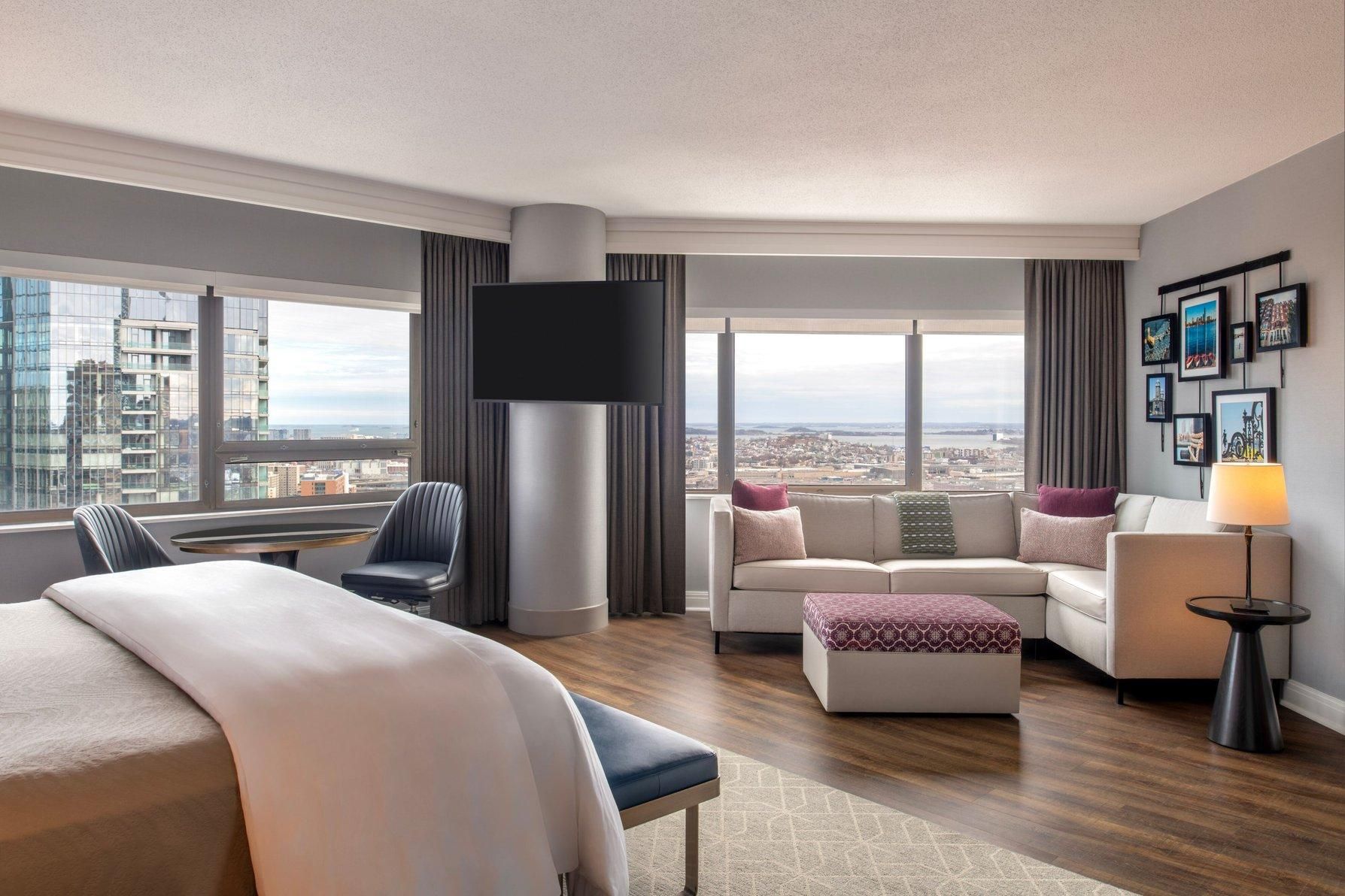 Studio Suite, 1 King, City view, Corner room