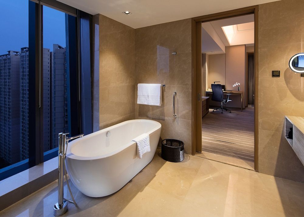 Deep soaking bathtub