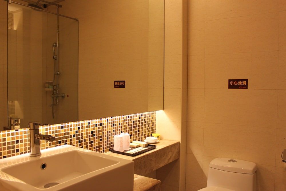 Huangpu Hotel Deluxe Twin Room 5