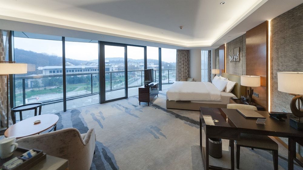 1 King Suite City View Balcony