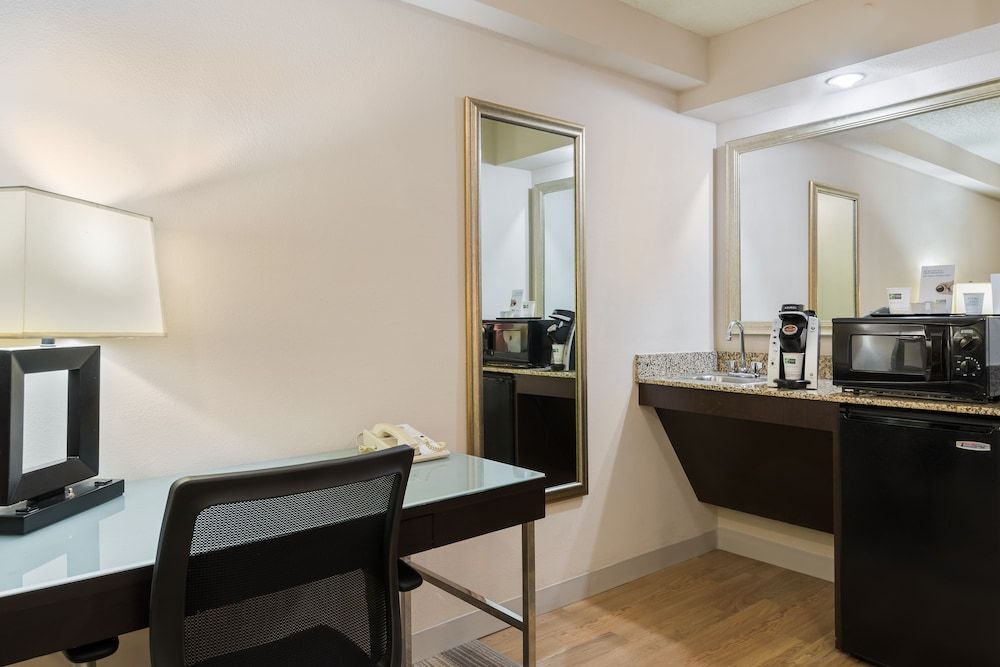 Holiday Inn Express & Suites Kendall East Miami by IHG Suite, 1 Double Bed, Accessible (Comm, Roll-In Shower) 2