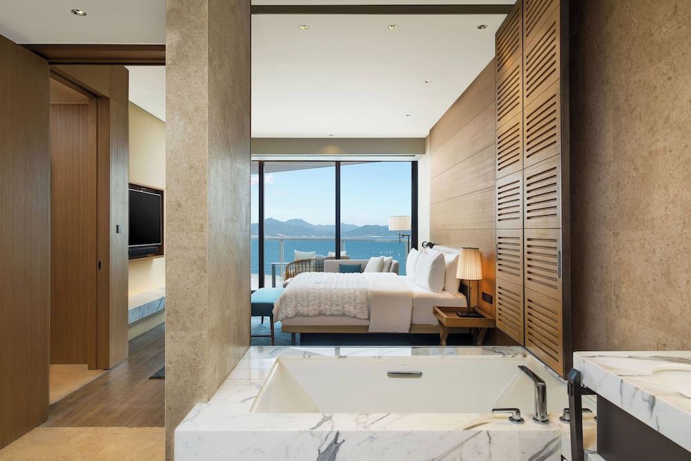 Suite, 1 King Bed, Oceanfront