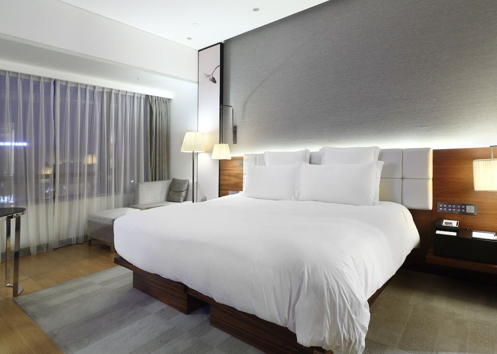 Langham Place Ningbo Superior Room, 1 King Bed, River View
