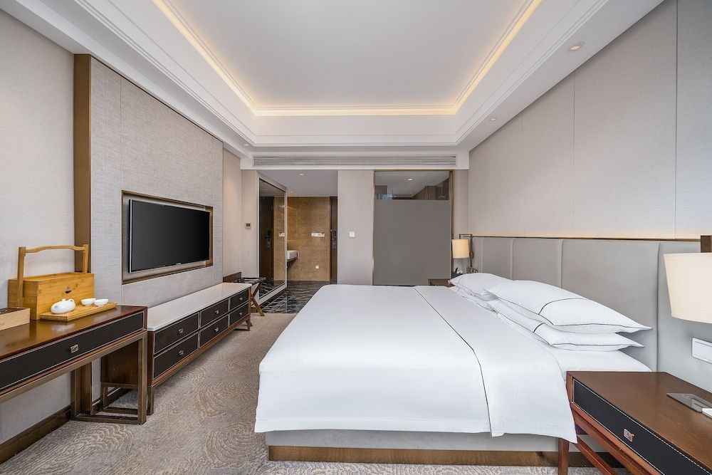 Senior Room, 1 Queen Bed