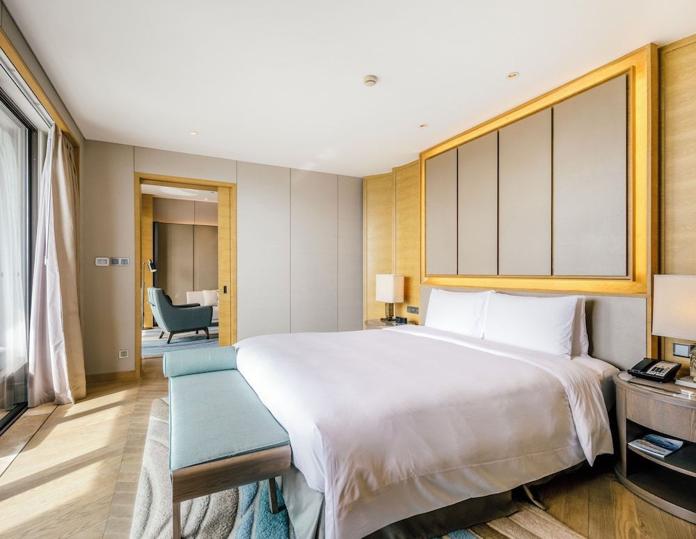 Suite, 1 King Bed, Club Lounge Access, Garden View