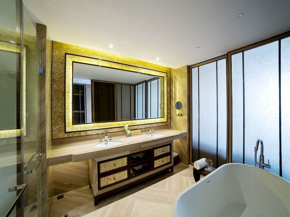 Luxury Room, 1 King Bed, Pool Access