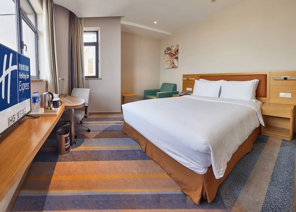 Holiday Inn Express Shanghai Zhenping by IHG Standard Room, 1 Queen Bed