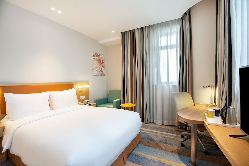 Holiday Inn Express Shanghai Zhenping by IHG Standard Room, 1 Queen Bed 2