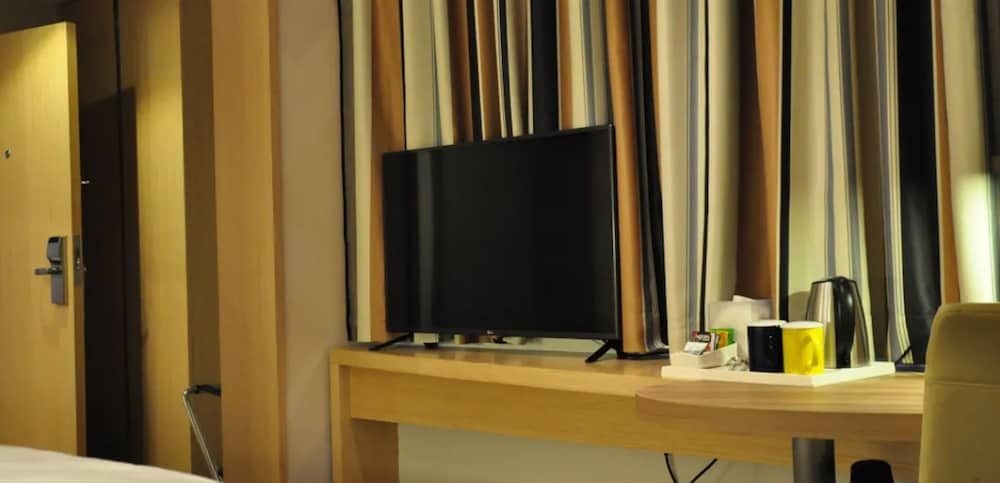 Holiday Inn Express Shanghai Zhenping by IHG Standard Room 4