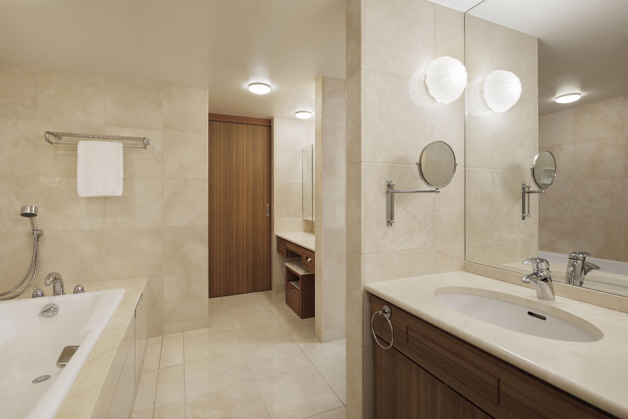 Sheraton Club Suite, Club level, Suite, 2 Double, Disney or Bay view, Balcony