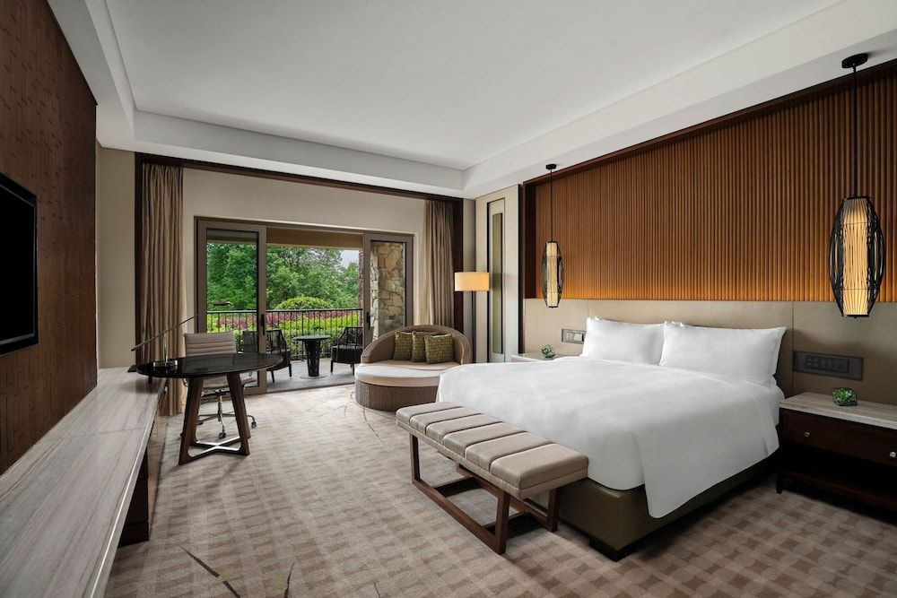 JW Marriott Hotel Zhejiang Anji Room, 1 King Bed, Garden View (Balcony) 3