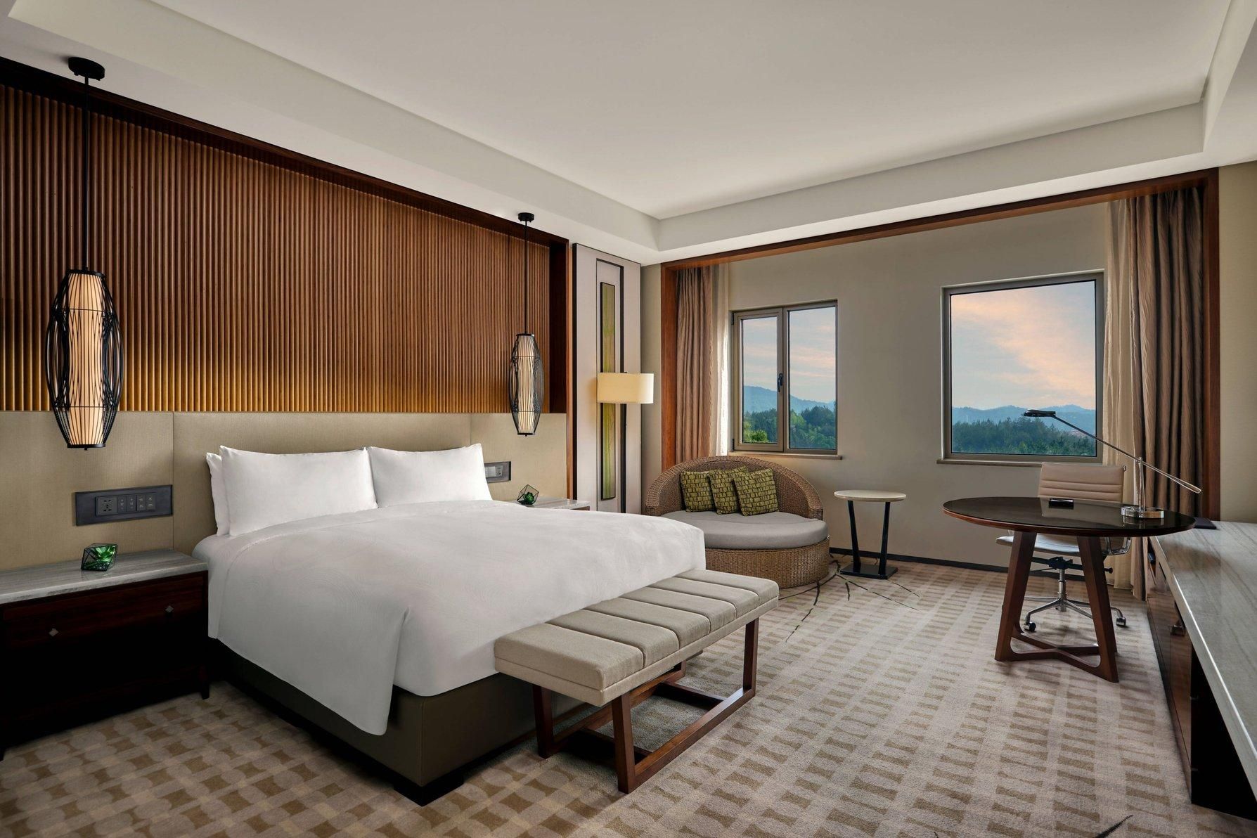 Guest room, 1 King, Resort view