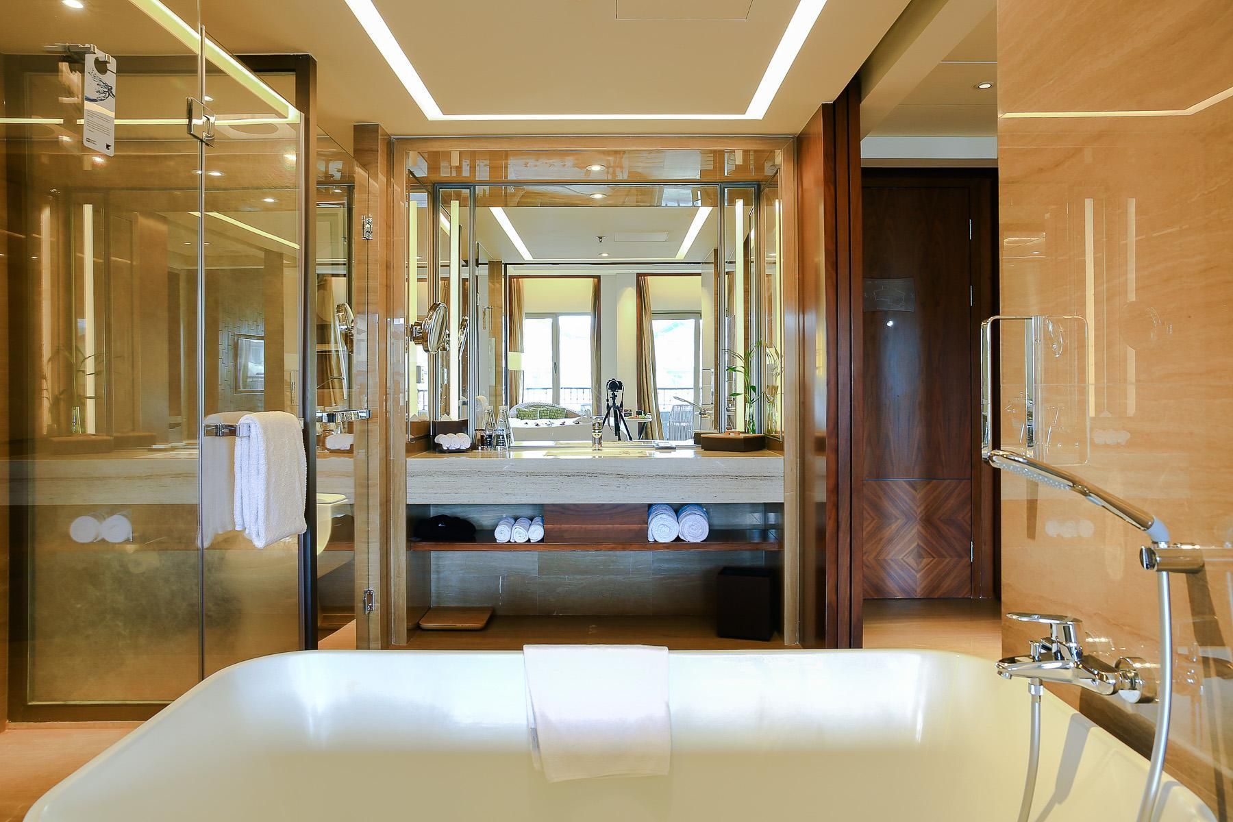 Guest room, 1 King, Garden View, Balcony