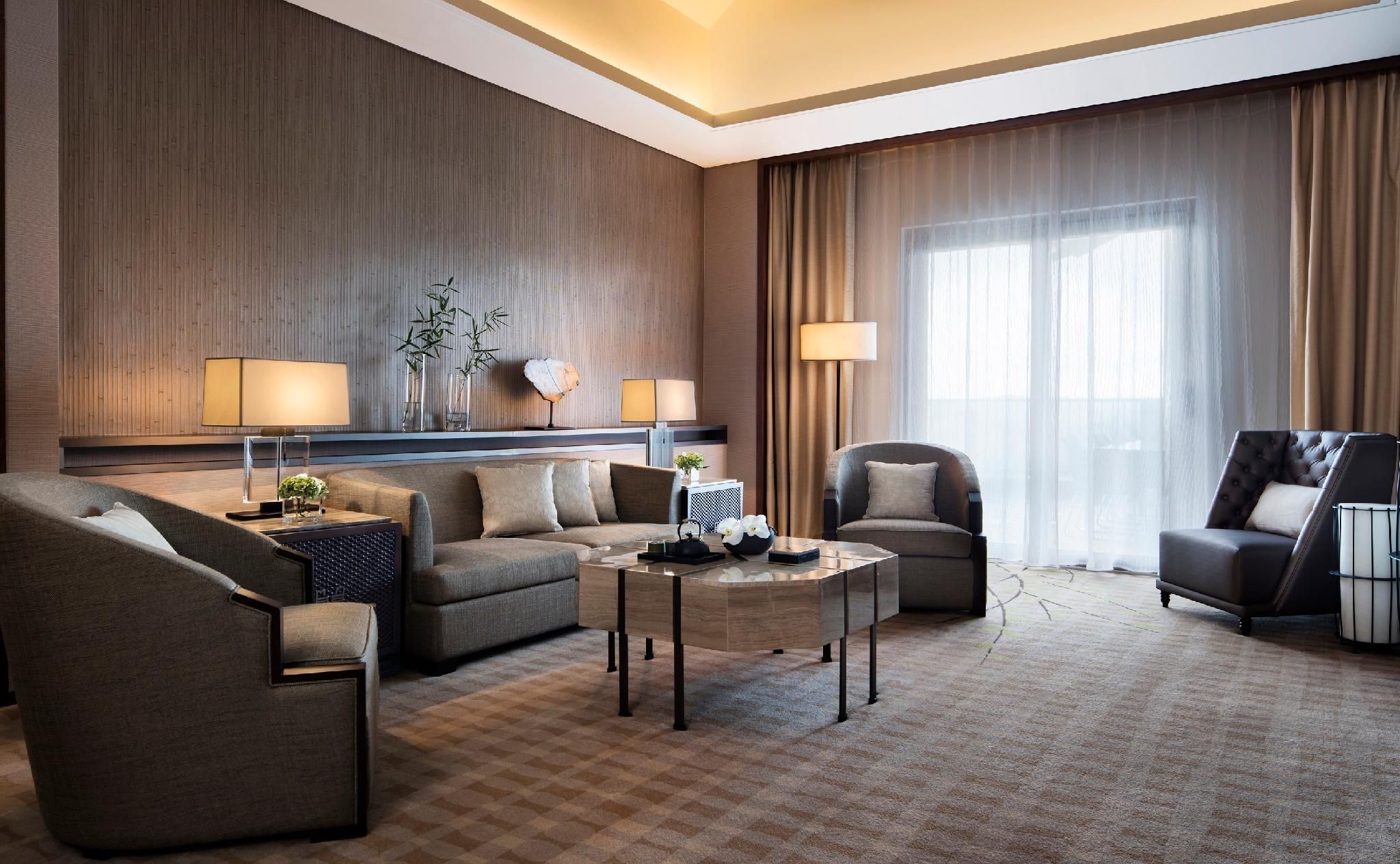 1 bedroom larger suite, 1 king, golf view, balcony