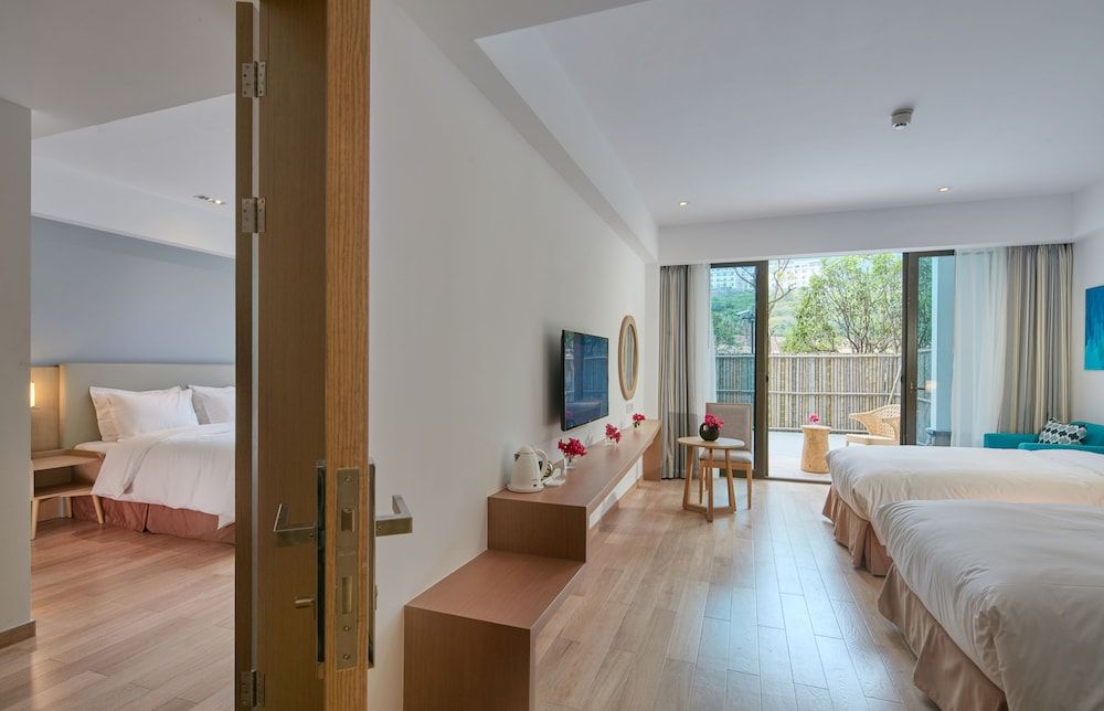 Holiday Inn Express - Zhejiang Qianxia Lake by IHG Standard Room, 1 King Bed, Balcony 6