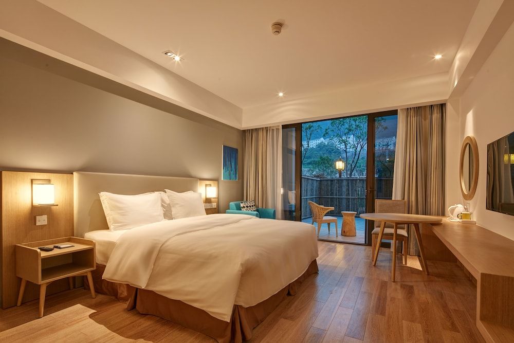 Holiday Inn Express - Zhejiang Qianxia Lake by IHG Standard Room, 1 King Bed, Balcony