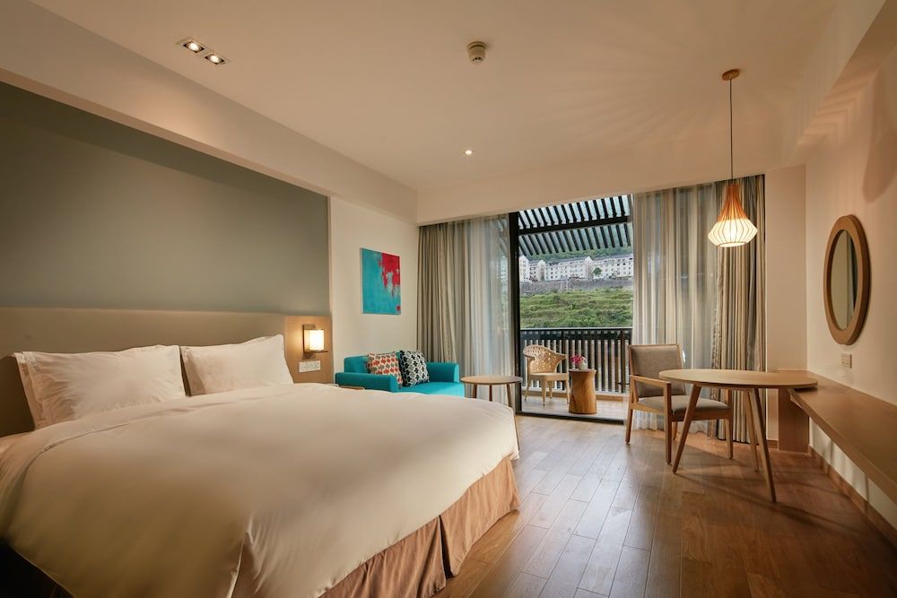 Holiday Inn Express - Zhejiang Qianxia Lake by IHG Standard Room, 1 King Bed, Balcony 2