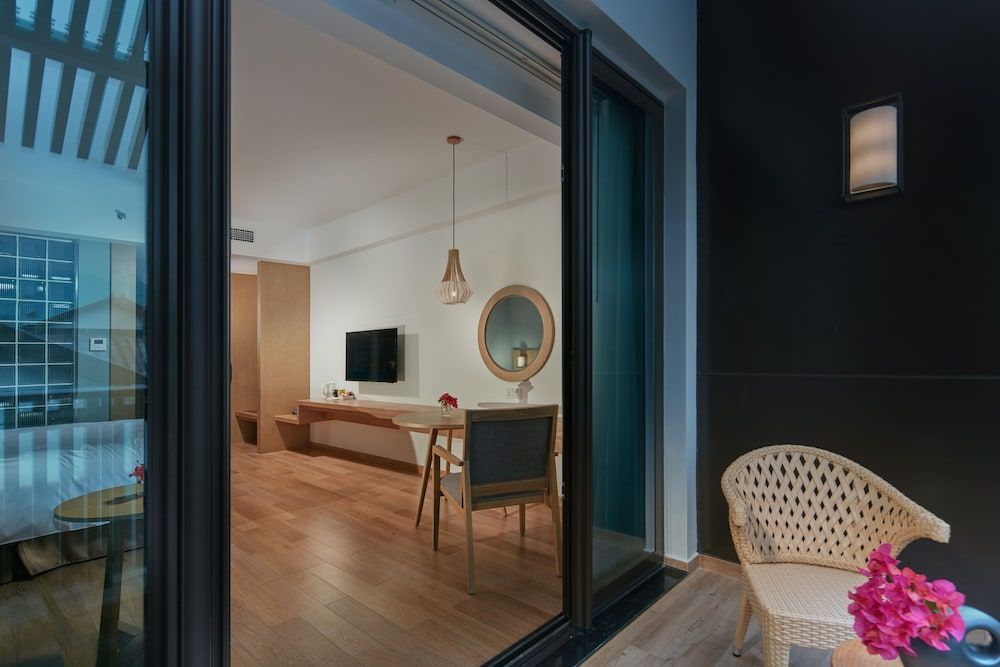 Holiday Inn Express - Zhejiang Qianxia Lake by IHG Standard Room, 1 King Bed, Balcony 5