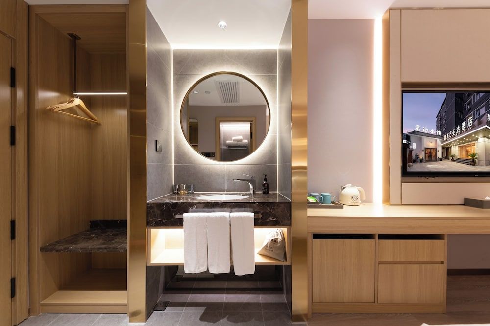 East Sacred Hotel-near Beijing Tiananmen Square,the Forbidden City,Wangfujing Street-Newly renovated hotel Family Triple Room, Multiple Beds, Non Smoking 6