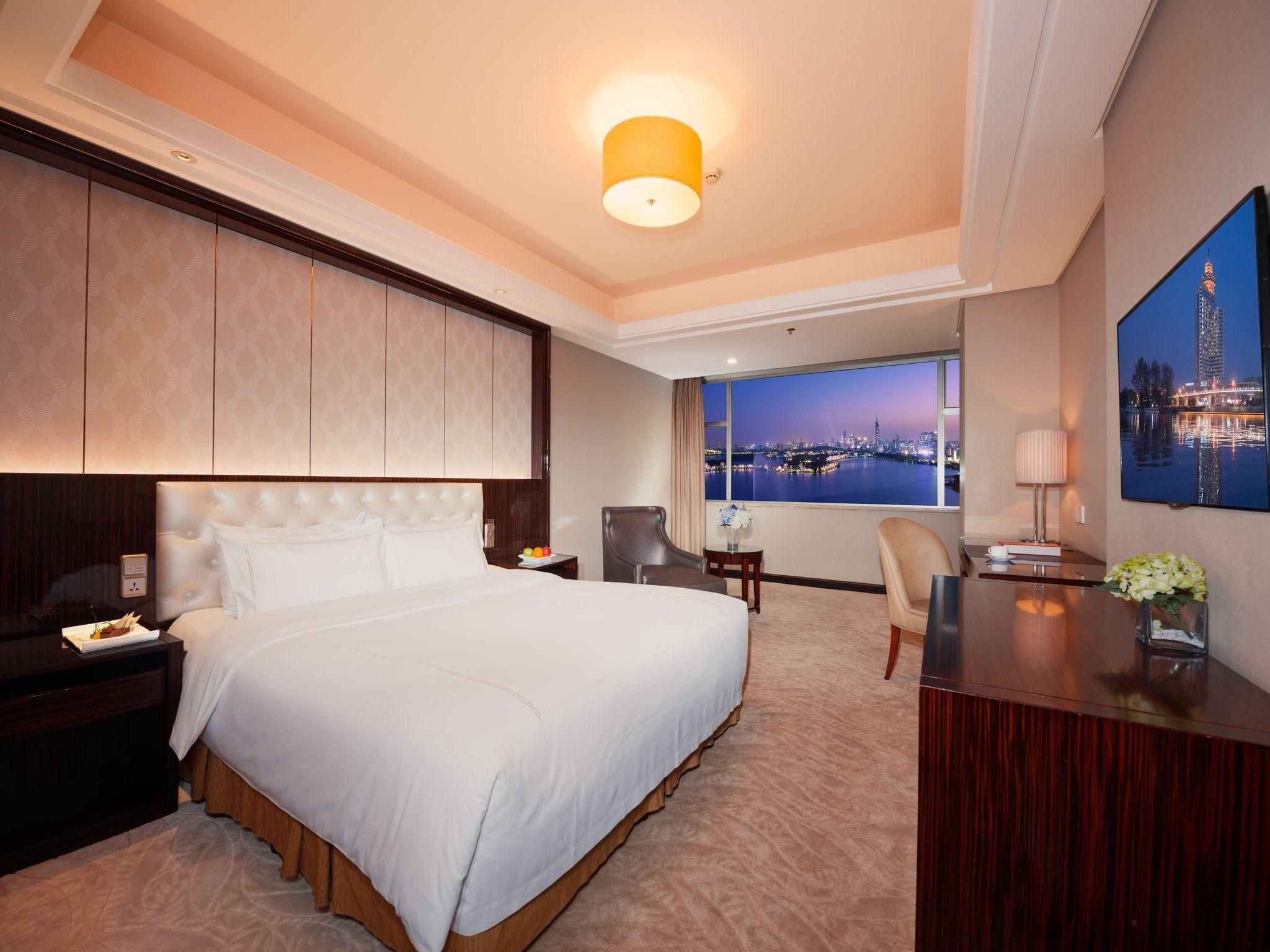Lake View King Room