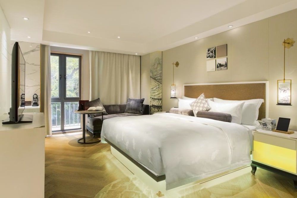 undefined LN Hotel Five 7
