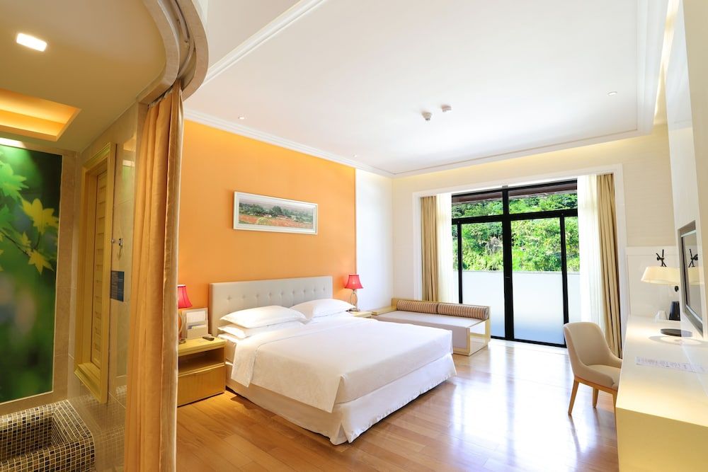 Room, 1 King Bed, Lake View