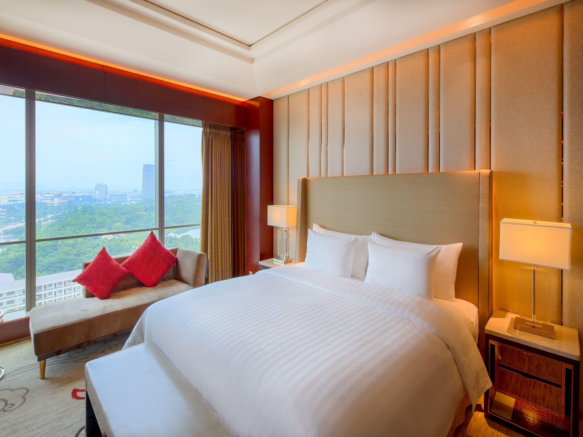 Deluxe Park View Suite