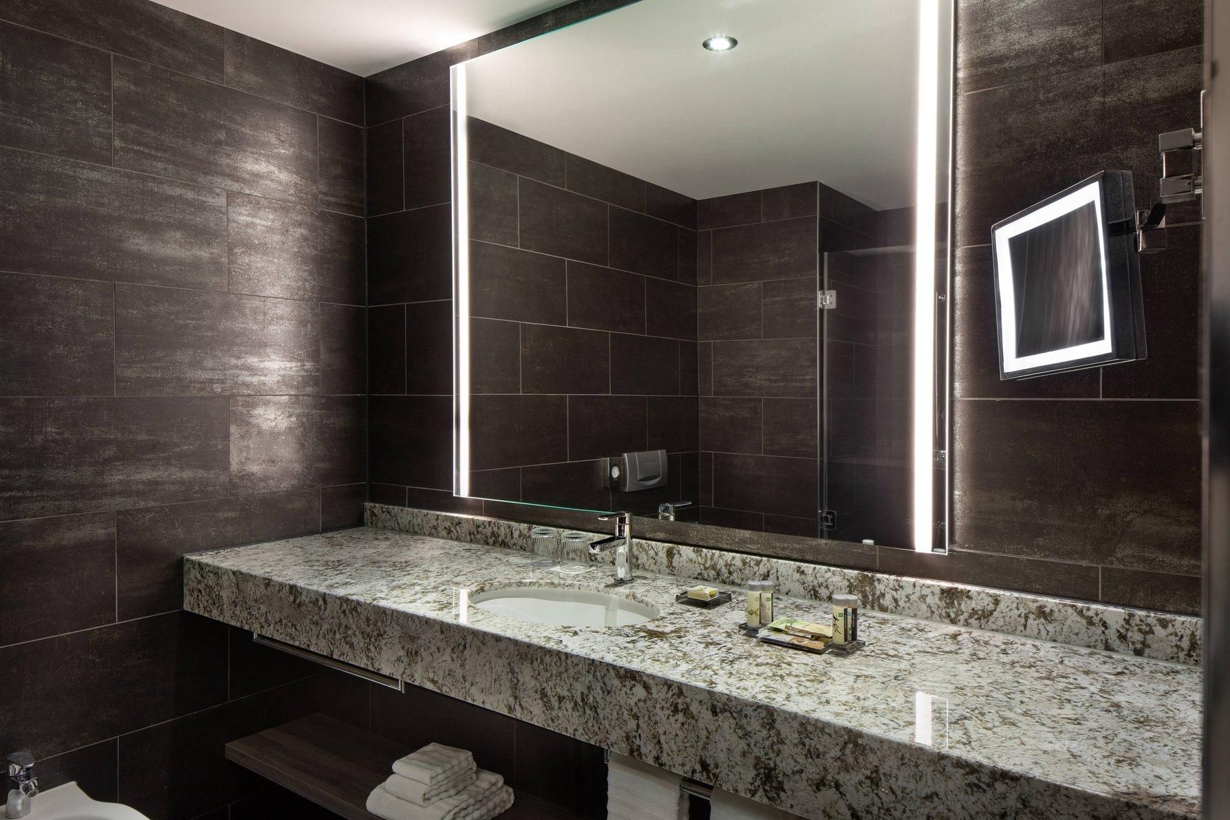 undefined Renaissance Hamburg Hotel 7