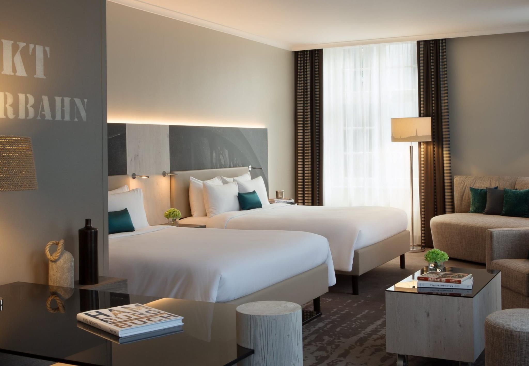 undefined Renaissance Hamburg Hotel 8