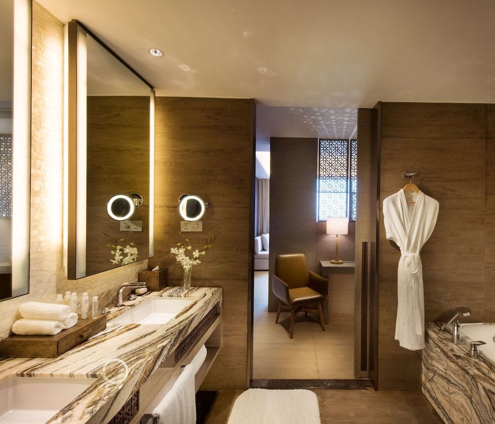 Deluxe Suite, Business Lounge Access, Lake View