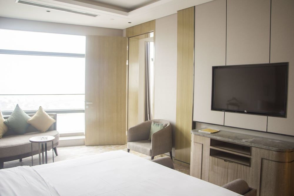 Lake View Suite