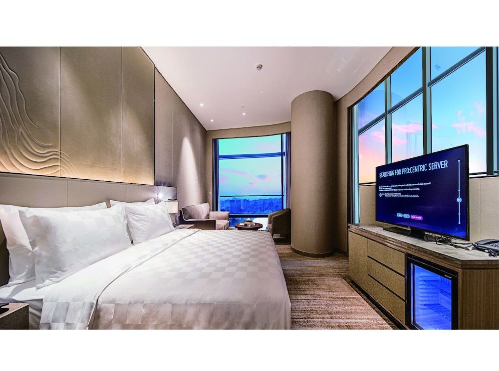 Lake View Deluxe King Room