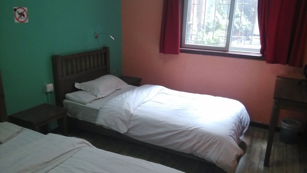 Lucky Family Hostel Twin Room 3