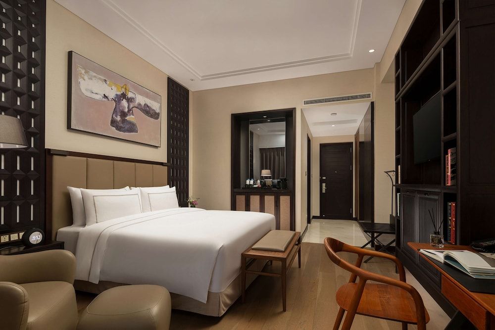 Deluxe Garden View King Room