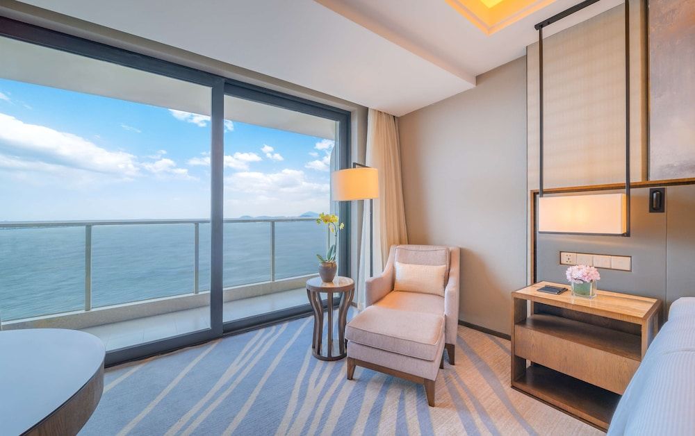 Hilton Zhoushan Executive Sea View King Room 4
