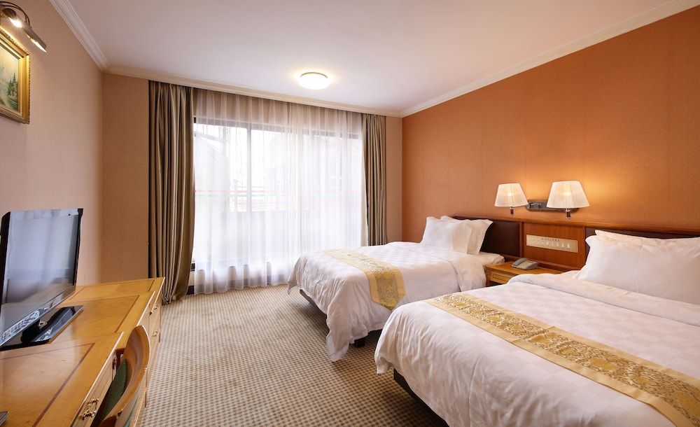 Superior Riverview Room