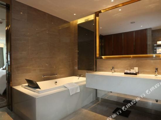 Deluxe City View Suite