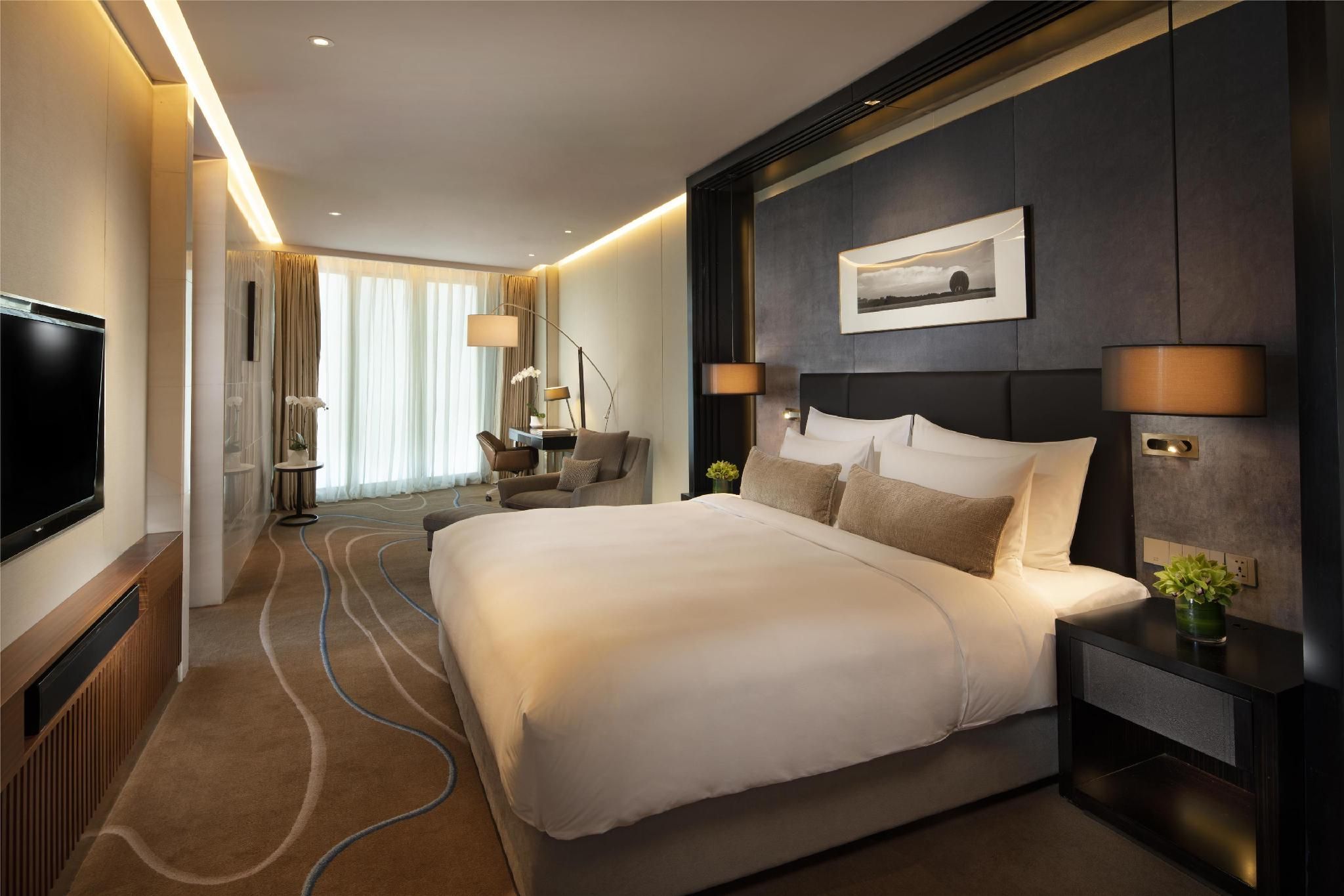 Sunrise Kempinski Hotel 1 King Bed Premier Suite Lake View 2