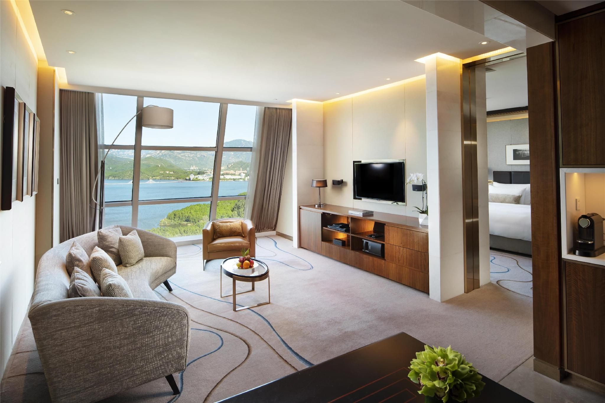 Deluxe Lake View Suite