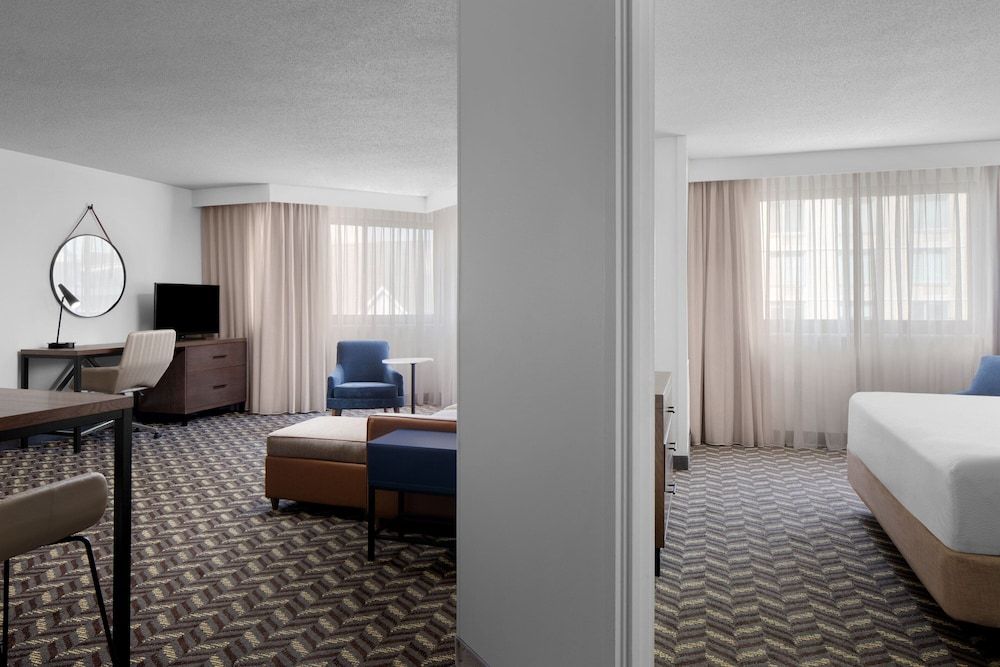 Suite, 1 Bedroom, Non Smoking (Mobility/Hearing Access, Roll-in Shwr)