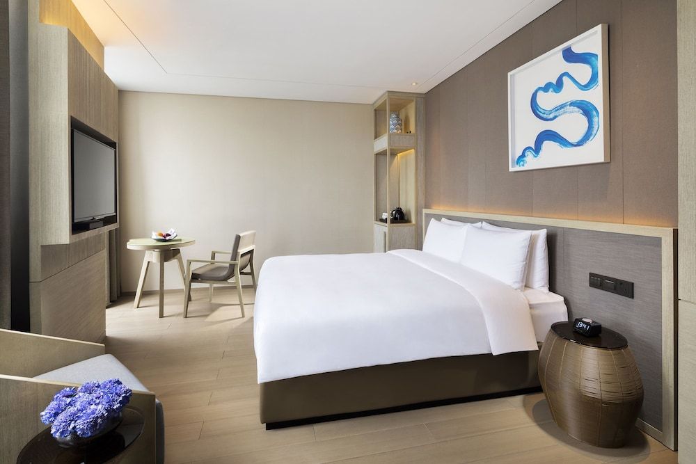 Novotel Shanghai Clover Superior Room, 1 King Bed