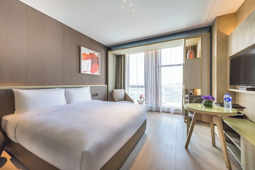 Novotel Shanghai Clover Superior Room, 1 King Bed 3