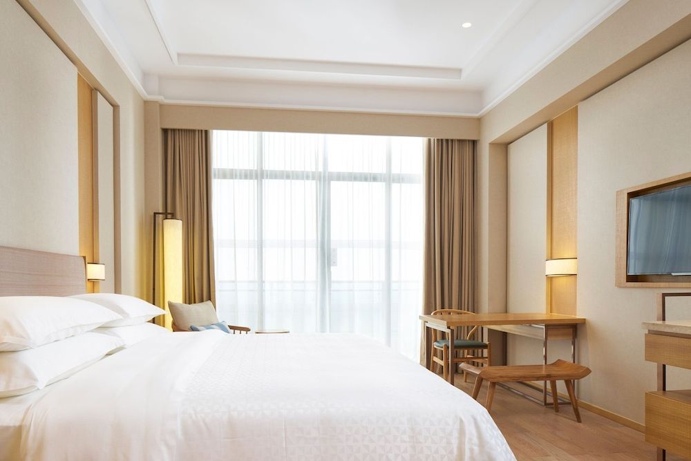 Room, 1 King Bed, Balcony, Mountain View