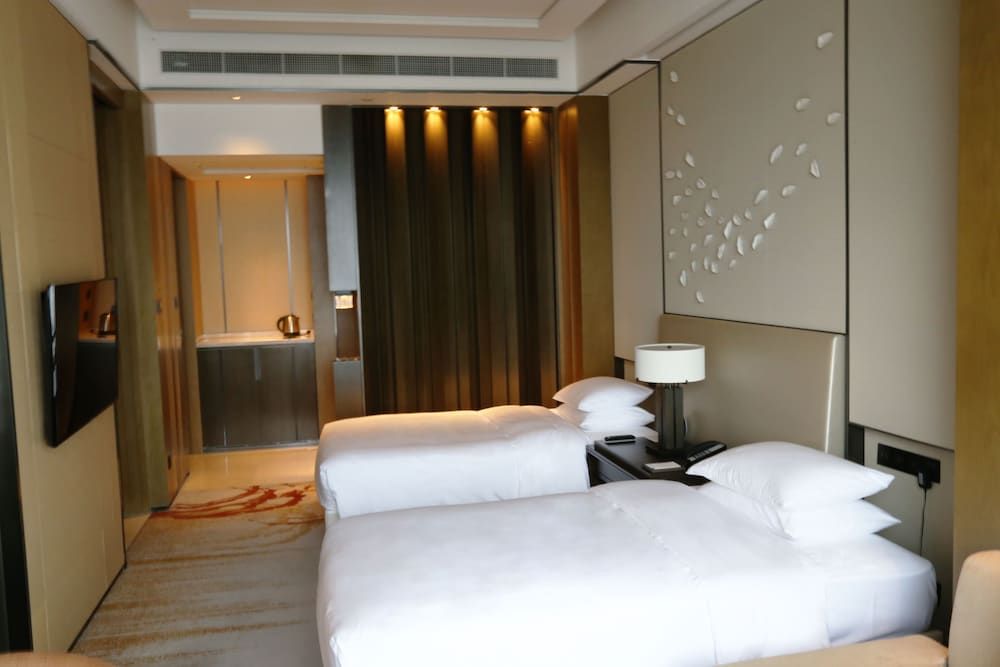 2 Twin Beds with Club Access