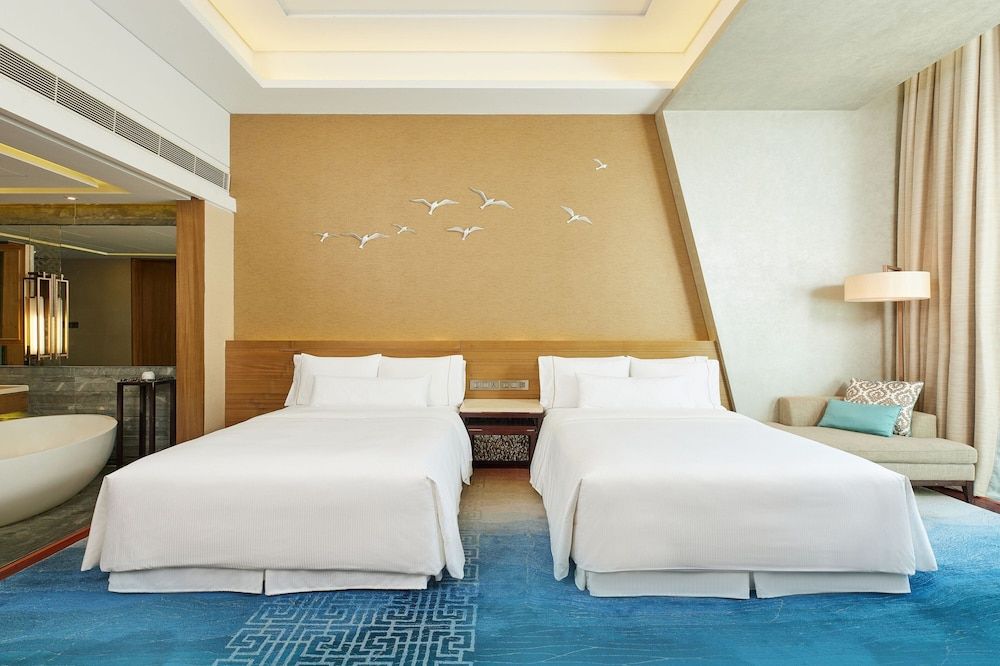 Superior Room, 1 King Bed, Balcony