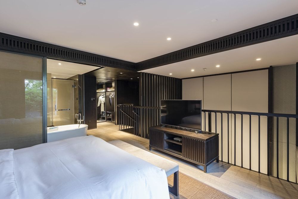 Courtyard Duplex Family Room - Lounge Access