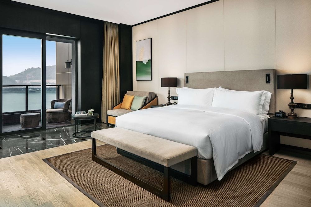King Executive Lake View Room- Lounge Access