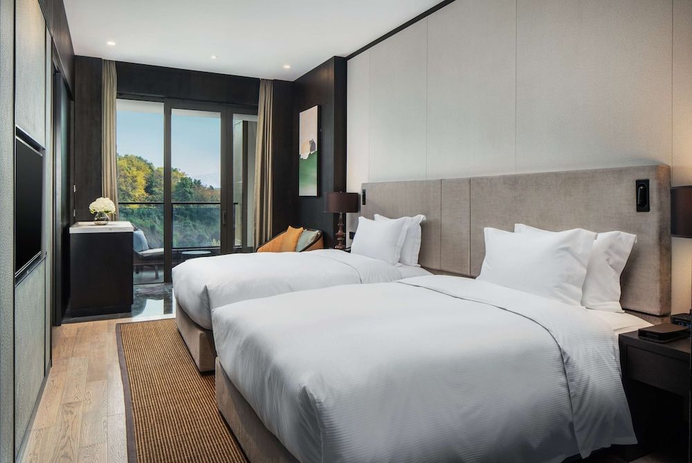Twin Executive Lake View Room - Lounge Access