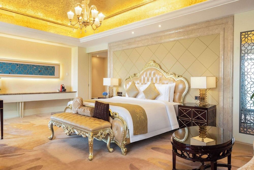 Suite, 1 King Bed, Non Smoking (VIP, Oversized)